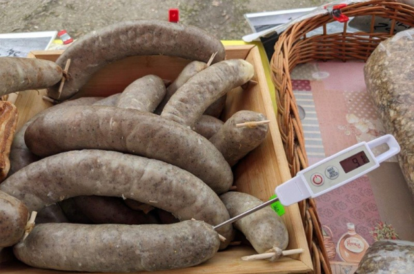 Na tržnici v Havlíčkově Brodě objevili veterináři u prodejce sýrů a masných výrobků závažná porušení hygieny