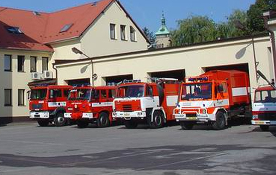 Devět jednotek hasičů likvidovalo ráno požár kotelny v Krucemburku
