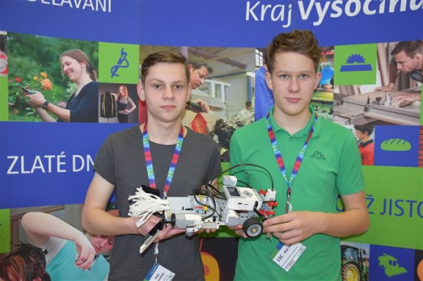 Metací vůz postavený žáky havlíčkobrodské základky vyhrál soutěž robotů