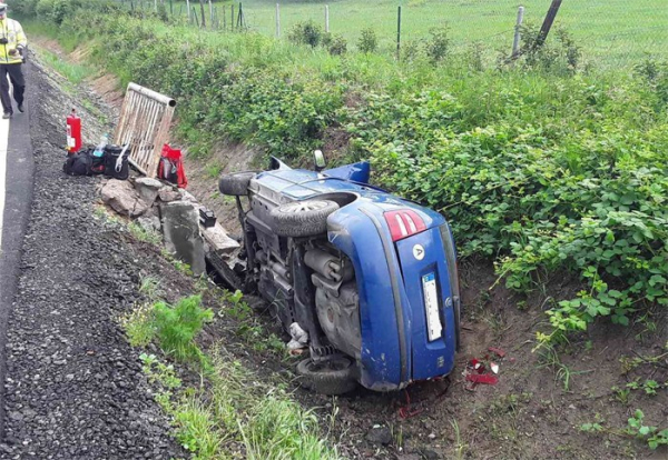 Nehoda osobního vozidla u Golčova Jeníkova. Řidič skončil v péči zdravotníků