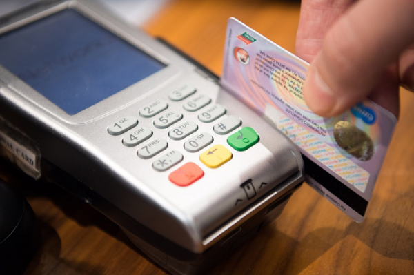 Mladá žena z Jihlavska odcizila známému platební kartu a vybrala peníze 