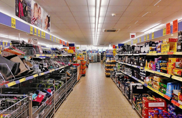 Zaměstnanci jihlavského supermarketu si odnášeli peníze i zboží, hrozí jim až pětileté vězení
