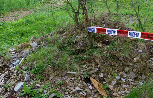 Muž nalezl na dně vypuštěného rybníka dva ostré útočné granáty