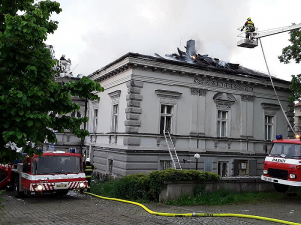 Z hořícího domu v Havlíčkově Brodě hasiči evakuovali 27 lidí
