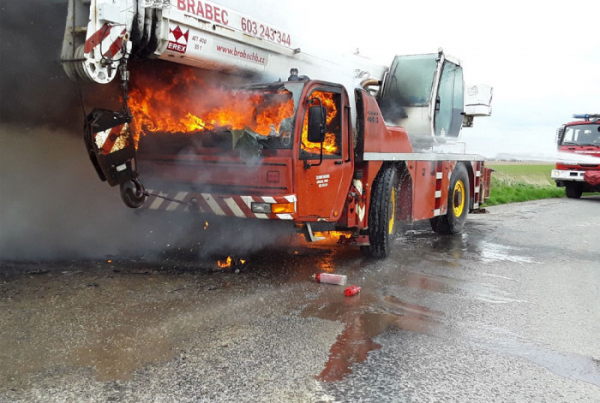 Škodu za milion korun způsobil požár autojeřábu na Havlíčkobrodsku