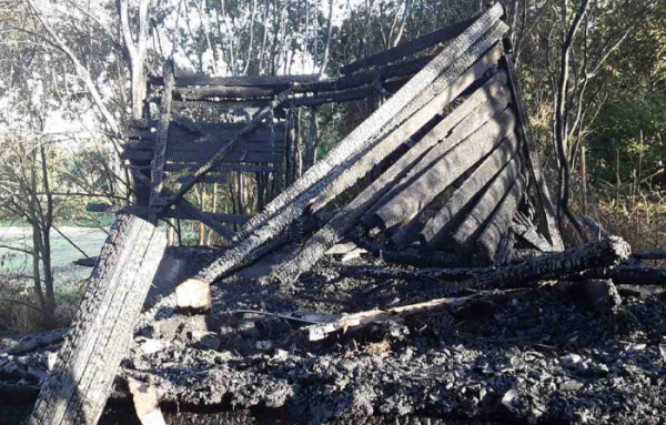 Čtyři jednotky hasičů likvidovaly požár chaty v Golčově Jeníkově
