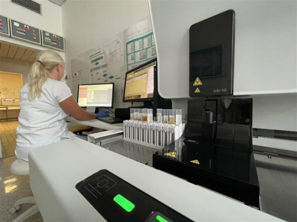 Laboranti využívají v jihlavské nemocnici nový analyzátor