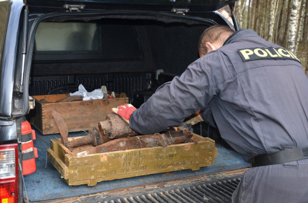 Na Havlíčkobrodsku nalezl muž patnáct dělostřeleckých min 
