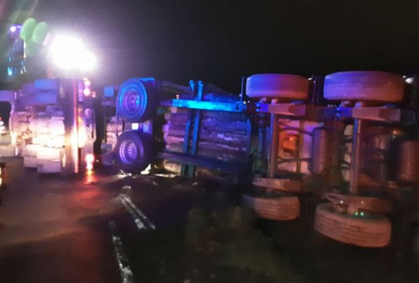 U Ždírce nad Doubravou havaroval nákladní vůz, zraněný řidič skončil v péči zdravotníků