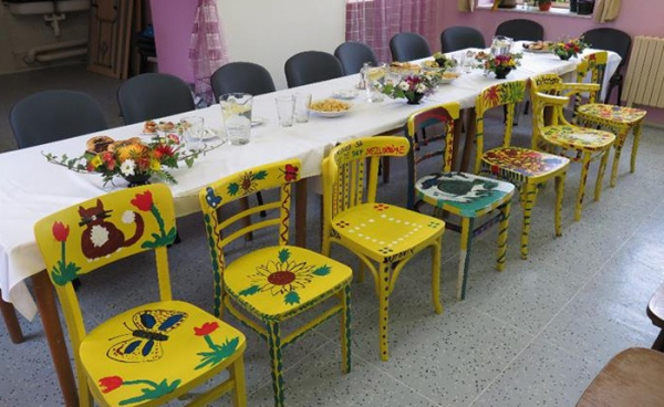 Originální židle vytvořili uživatelé sociálních center a domovů z Kraje Vysočina