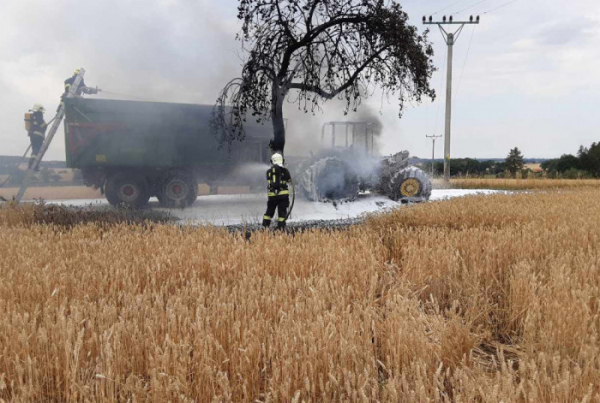 Na Havlíčkobrodsku vzplál traktor, požár za sebou zanechal škodu půl milionu korun