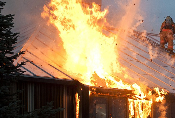 V Hněvkovicích hořel podkrovní pokoj a část střechy